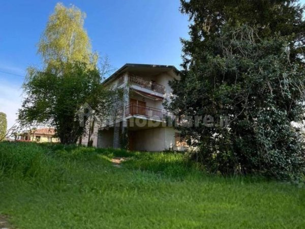 casa indipendente in vendita ad Albizzate