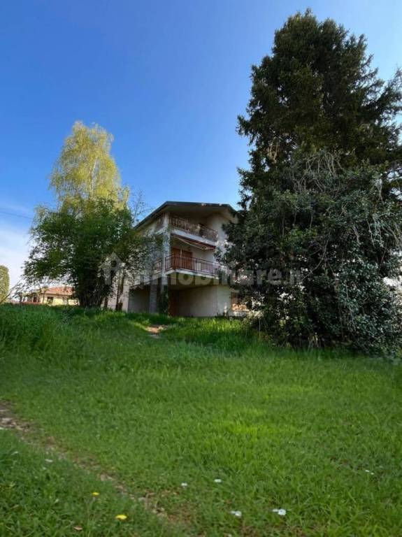casa indipendente in vendita ad Albizzate