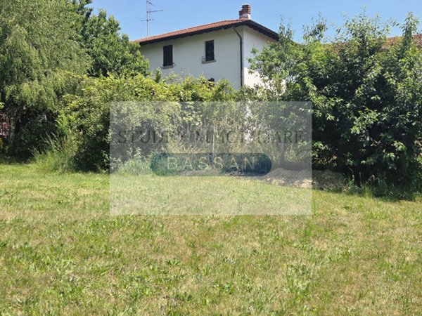 casa indipendente in vendita ad Albizzate