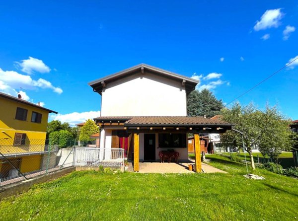 casa indipendente in vendita ad Albizzate