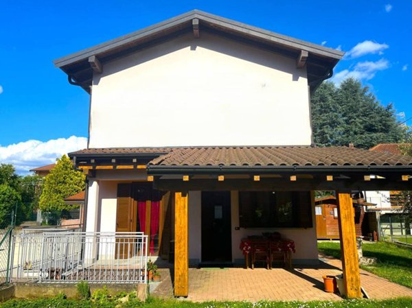 casa indipendente in vendita ad Albizzate