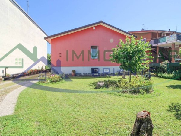 casa indipendente in vendita ad Albizzate