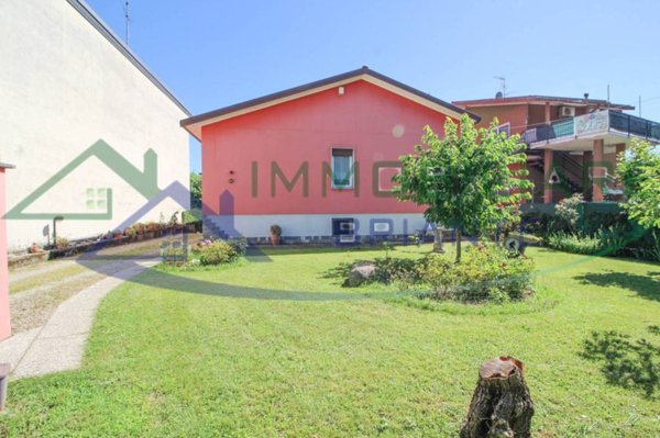 casa indipendente in vendita ad Albizzate