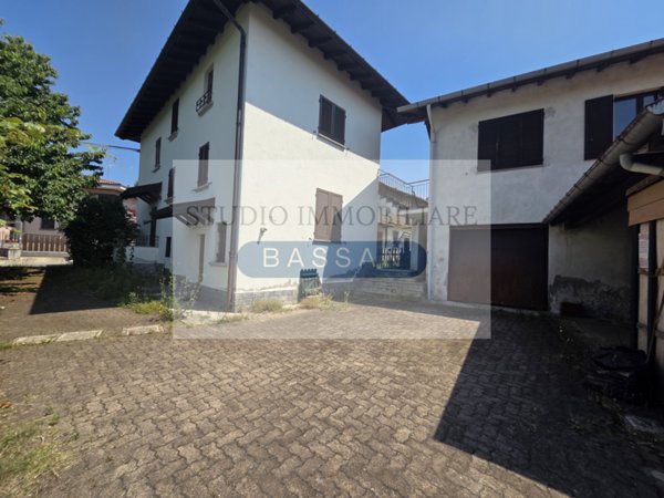 casa indipendente in vendita ad Albizzate