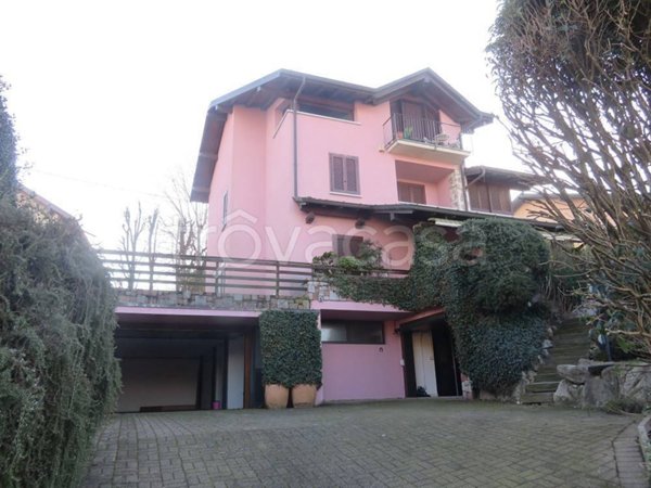 casa indipendente in vendita ad Angera