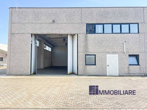 locale commerciale in vendita ad Angera