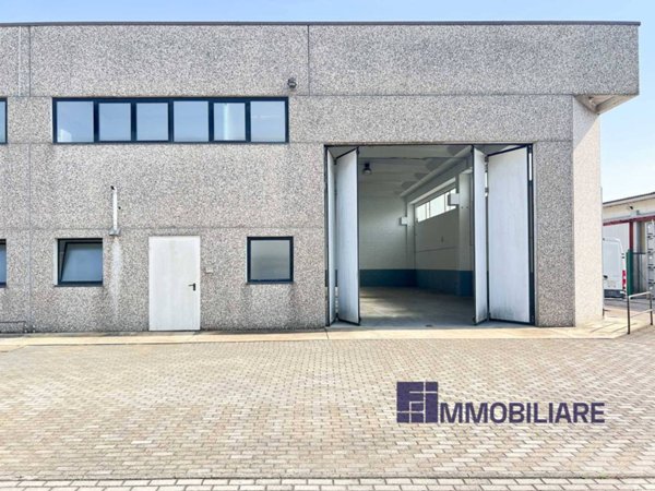 locale commerciale in vendita ad Angera