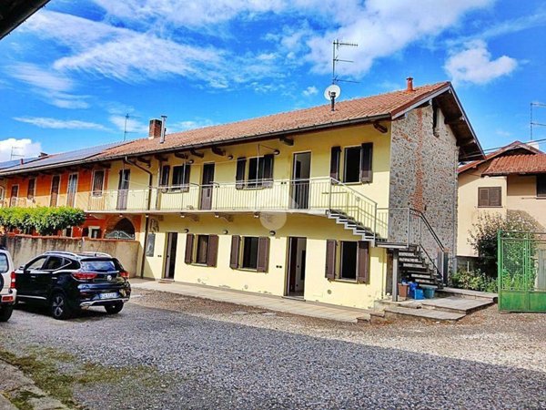 casa indipendente in vendita ad Angera in zona Capronno
