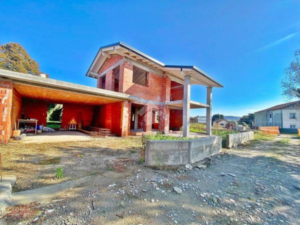 casa indipendente in vendita ad Angera