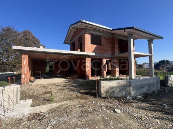 casa indipendente in vendita ad Angera