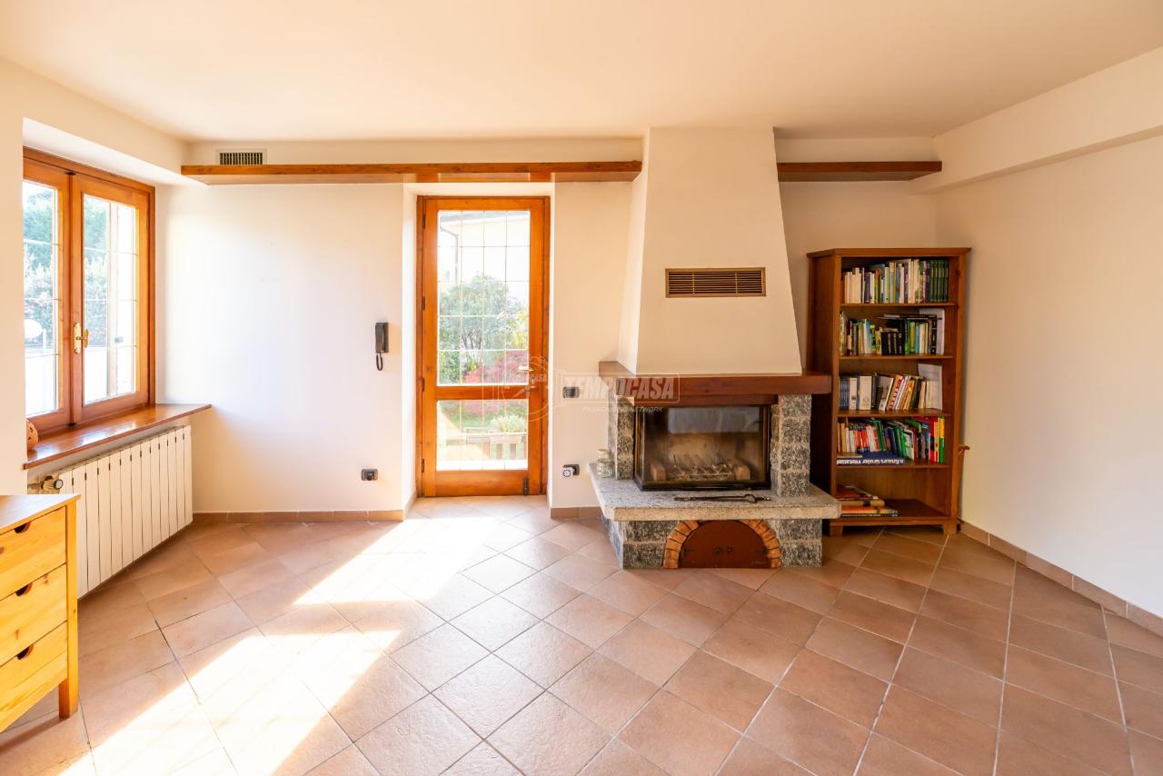 casa indipendente in vendita ad Angera