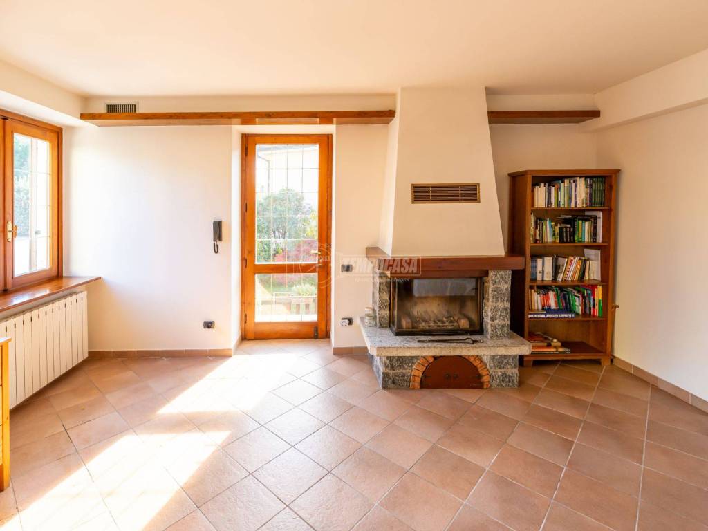casa indipendente in vendita ad Angera