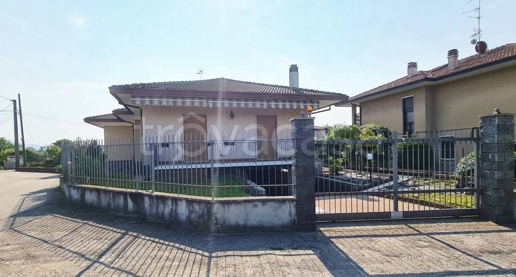 casa indipendente in vendita ad Angera