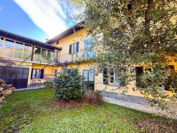 casa indipendente in vendita ad Angera