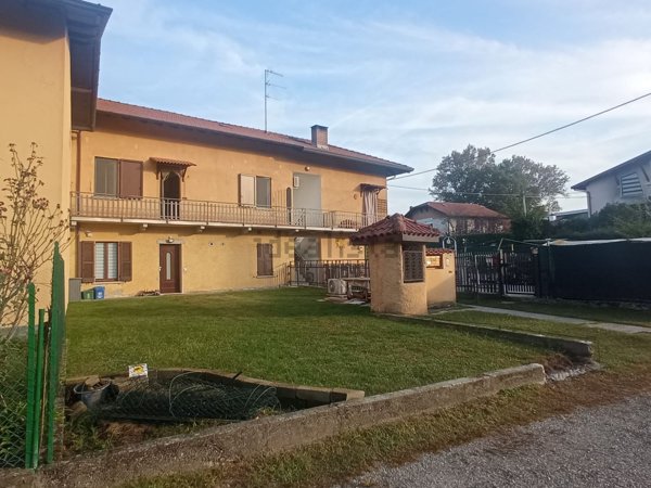 appartamento in vendita ad Angera