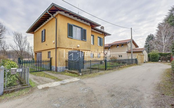 casa indipendente in vendita ad Angera