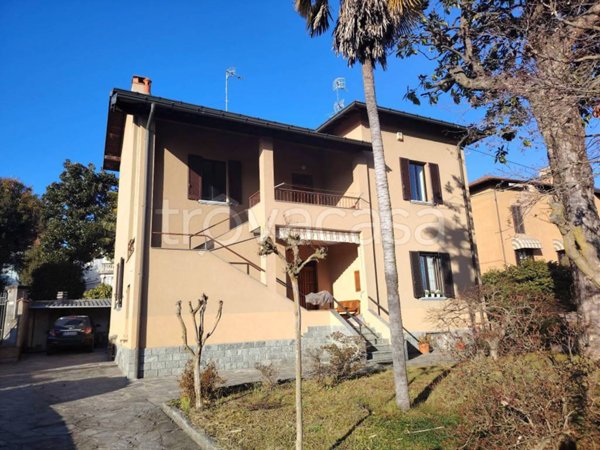 appartamento in vendita ad Angera