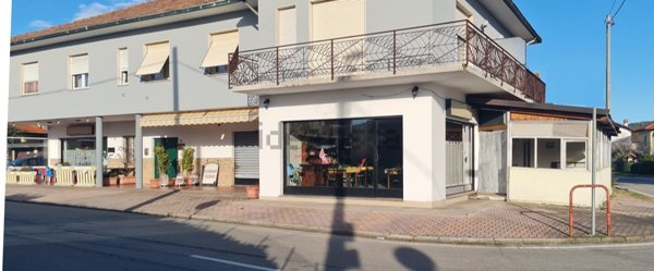 locale commerciale in vendita ad Angera