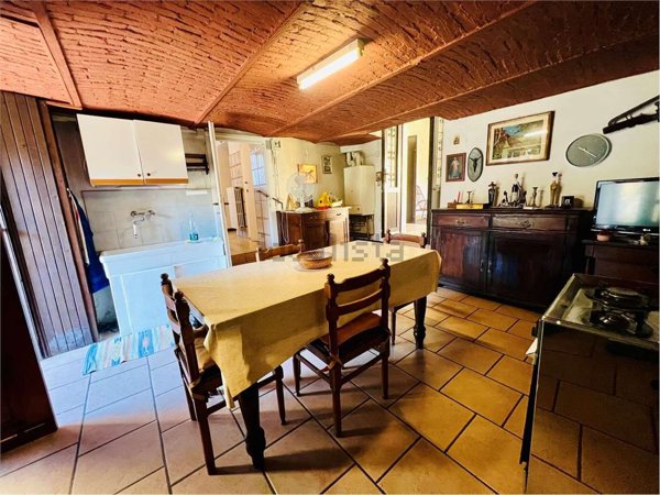 casa indipendente in vendita ad Angera in zona Capronno