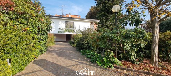 casa indipendente in vendita ad Angera