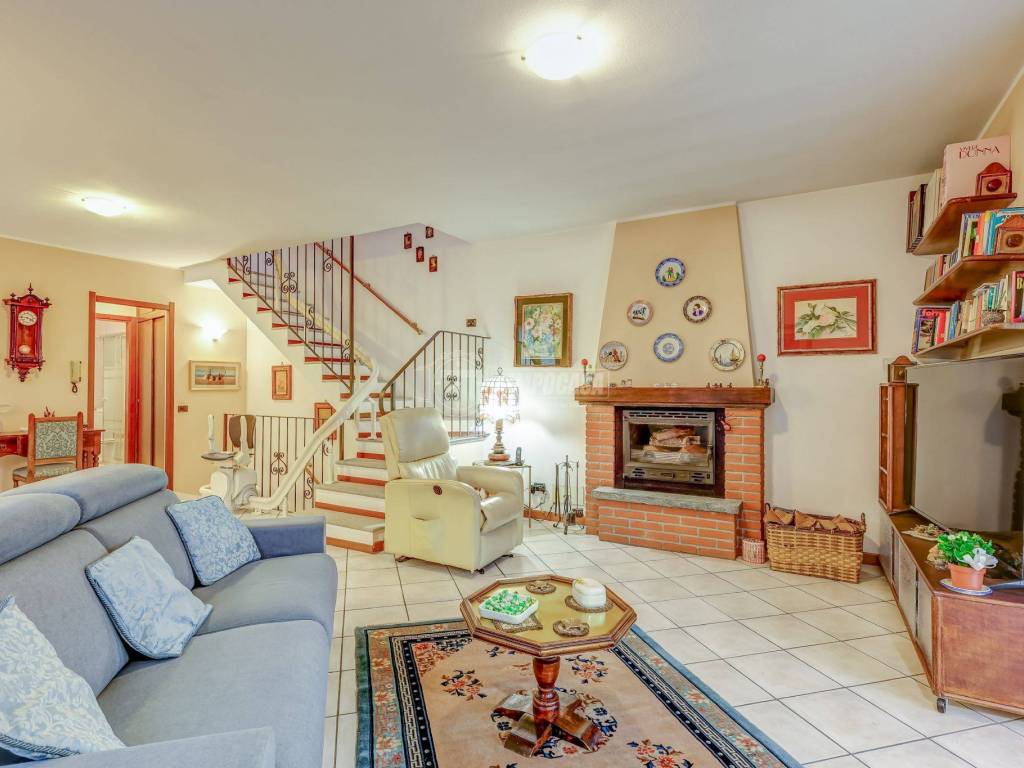 casa indipendente in vendita ad Angera