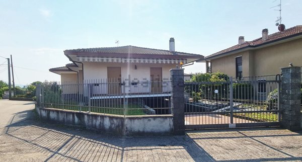 casa indipendente in vendita ad Angera