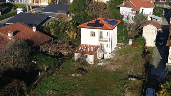 casa indipendente in vendita ad Angera