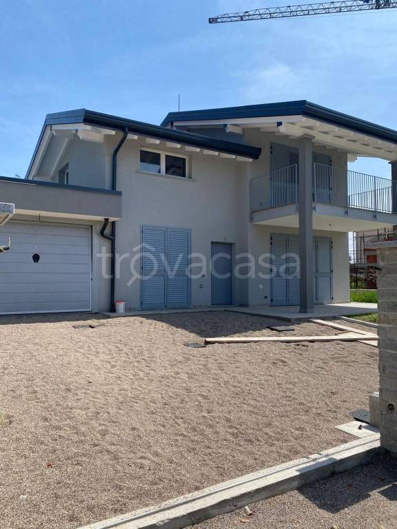 casa indipendente in vendita ad Angera
