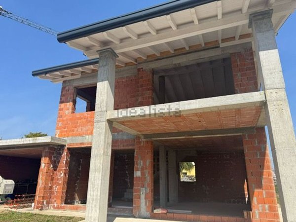 casa indipendente in vendita ad Angera