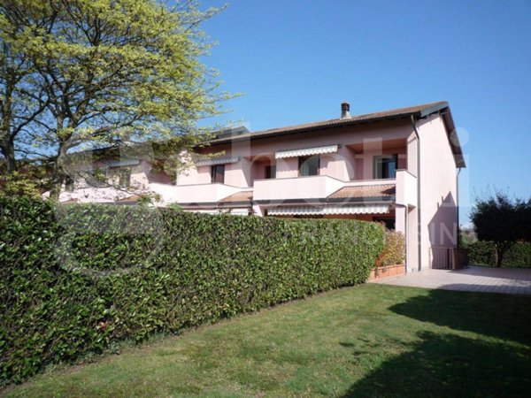 casa indipendente in vendita ad Angera
