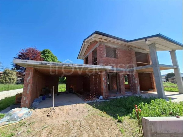 casa indipendente in vendita ad Angera