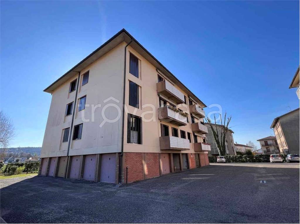 appartamento in vendita ad Angera