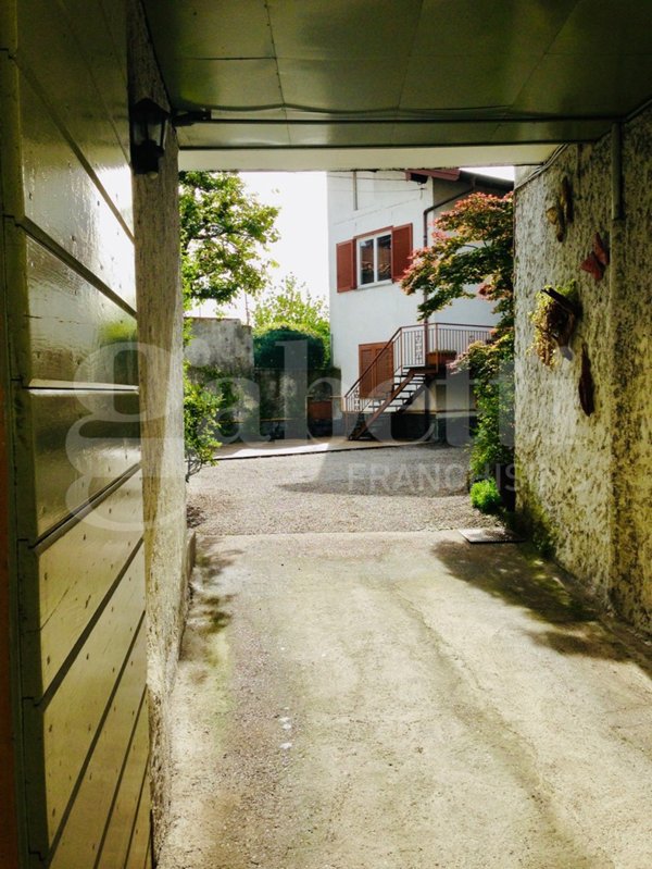 casa indipendente in vendita ad Angera