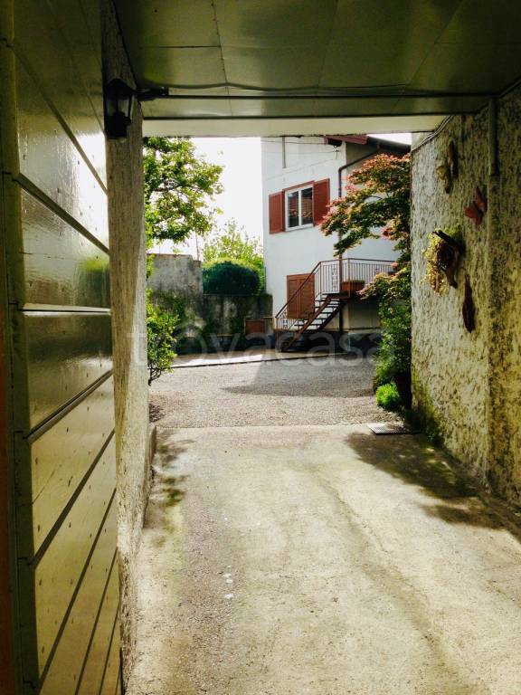 casa indipendente in vendita ad Angera