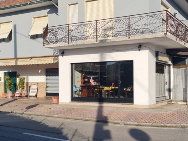 negozio in vendita ad Angera