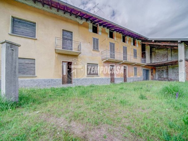 casa indipendente in vendita ad Angera