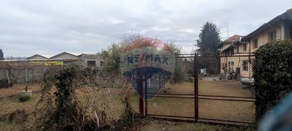 terreno edificabile in vendita ad Angera