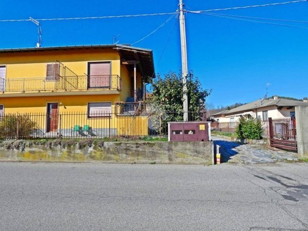 casa indipendente in vendita ad Angera