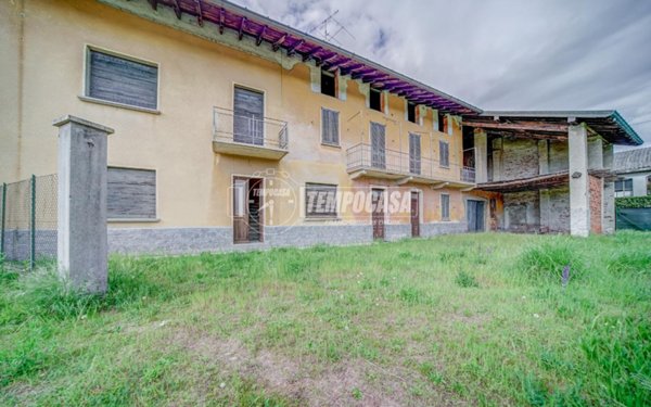 casa indipendente in vendita ad Angera