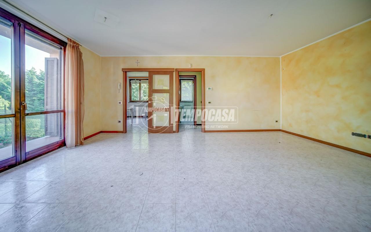 casa indipendente in vendita ad Angera