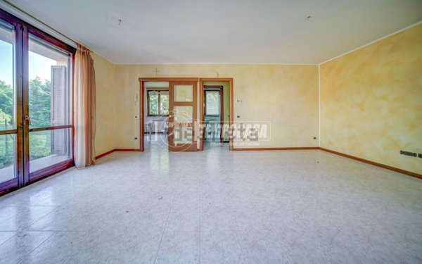 casa indipendente in vendita ad Angera
