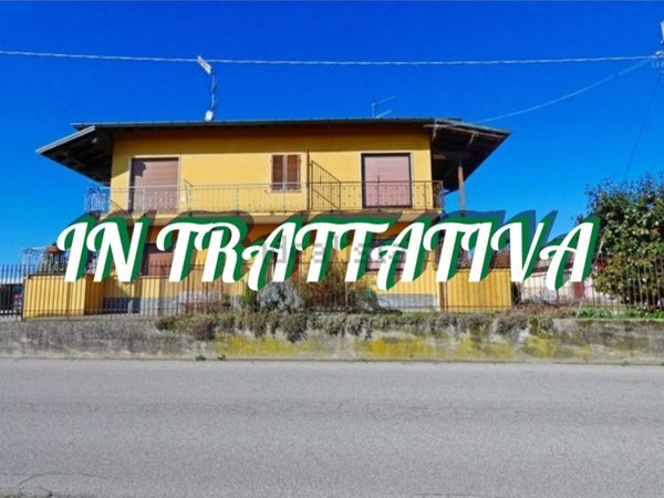 casa indipendente in vendita ad Angera