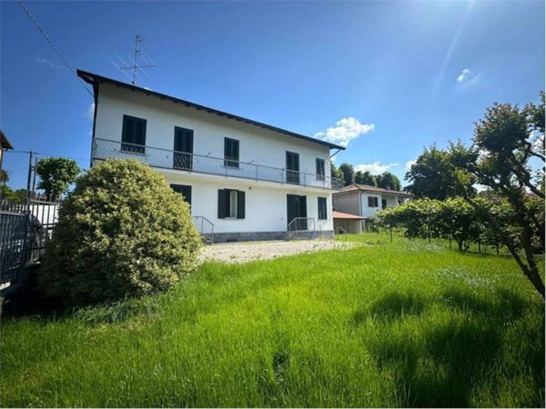 casa indipendente in vendita ad Angera