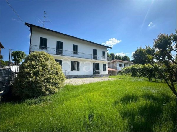 casa indipendente in vendita ad Angera