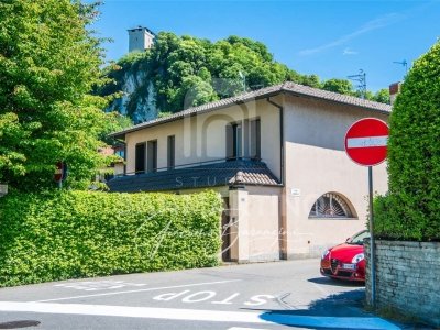casa indipendente in vendita ad Angera