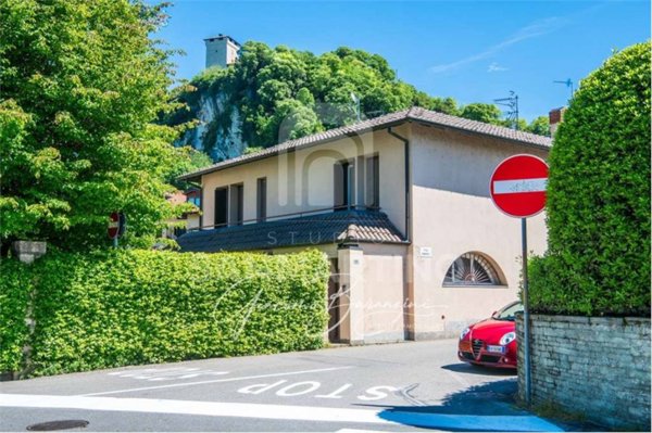 casa indipendente in vendita ad Angera