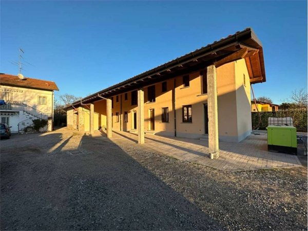 casa indipendente in vendita ad Angera