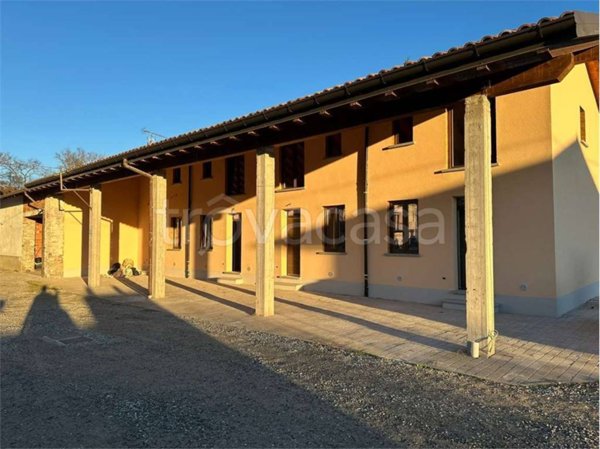 casa indipendente in vendita ad Angera