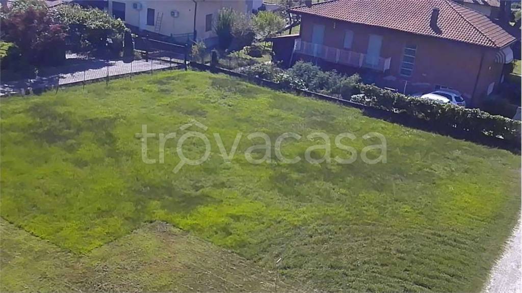 terreno edificabile in vendita ad Angera