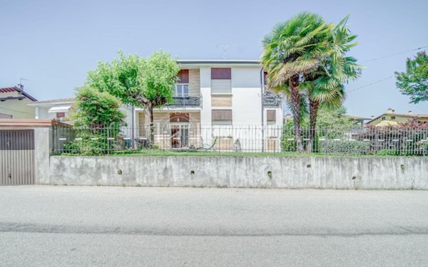 casa indipendente in vendita ad Angera